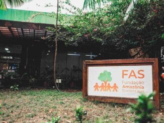 Fachada do centro de sustentabilidade Fundação Amazônia Sustentável FAS com sinalização e área verde, promovendo conscientização ambiental e projetos de preservação na Amazônia brasileira.