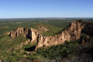Coalhadas rochosas e vegetação em uma paisagem de cerrado brasileiro, destaque da biodiversidade preservada na região.