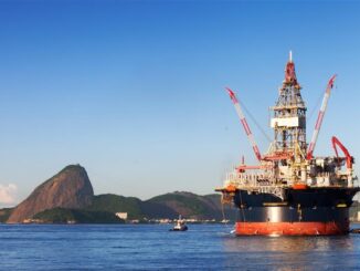 Plataforma de petróleo no mar ao pôr do sol, infraestrutura de extração de recursos naturais, ambiente marítimo, setor de petróleo e gás, energias renováveis e petróleo, ambiente marítimo, setor energético.