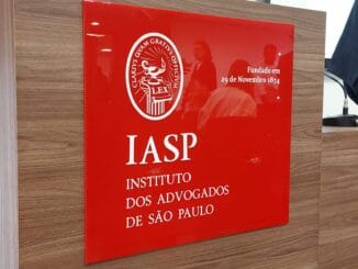 Arquivo de placa do Instituto dos Advogados de São Paulo (IASP), entidade jurídica reconhecida, fundada em 1874, com foco em advocacia e defesa legal.