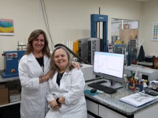Análise de laboratório com duas profissionais sorrindo, uso de equipamentos científicos para pesquisas ambientais, ambiente de pesquisa e inovação na área de ciência, cientistas em ação no laboratório ambiental.