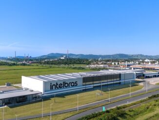 Intelbras fábrica moderna em ambiente sustentável, foco em tecnologia e inovação industrial, situada em área verdejada com paisagem de montanhas ao fundo, destaque para o complexo industrial bem estruturado.