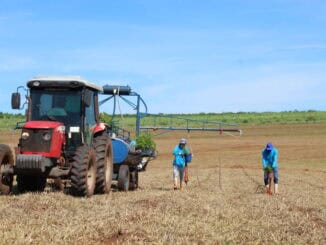 Máquina agrícola no campo, pulverizador na agricultura, tecnologia e inovação na agroindústria, práticas sustentáveis agrícolas, Ambiental Mercantil, cuidados ambientais na agricultura sustentável.