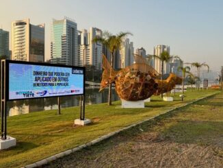 Dinheiro sustentável em exibição ao ar livre, com skyline urbano ao fundo, destacando iniciativas ambientais e de gestão de recursos financeiros em áreas urbanas modernas.