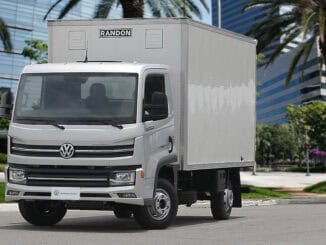 Veículo de transporte de cargas ambientalmente sustentável em área urbana moderna, destacando veículos de pequeno porte para logística eficiente e sustentável.