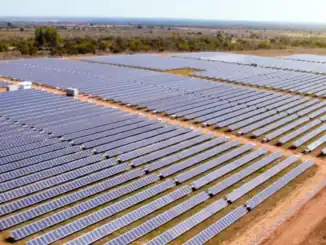 Painéis solares instalados em grande escala em um campo aberto, promovendo energia renovável e sustentável.