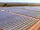 Painéis solares instalados em grande escala em um campo aberto, promovendo energia renovável e sustentável.