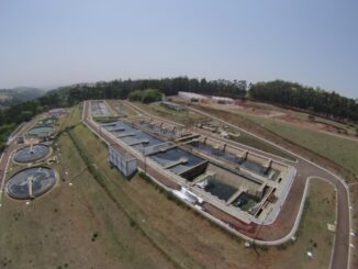 Tanque de tratamento de água fluente de estação de sustentabilida ambiental, especializada em tecnologias para gerenciamento de recursos hídricos e tratamento de efluentes industriais.