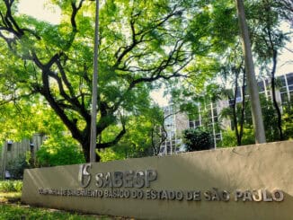 SABESP - Companhia de Saneamento Básico do Estado de São Paulo, em meio a áreas verdes, representando sustentabilidade e gestão ambiental no setor de abastecimento de água e saneamento.