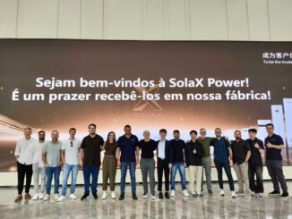 Equipe de colaboradores da Ambiental Mercantil na inauguração da fábrica SolarX Power, celebrando presença e crescimento no setor de energias renováveis.