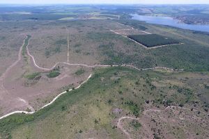 Paisagem de conservação ambiental com áreas verdes, rios e florestas na região, destacando esforços de preservação e sustentabilidade.