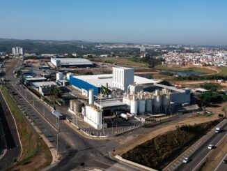 Fábrica industrial moderna com setor de produção e infraestrutura eficiente para operação sustentável e otimização de recursos ambientais.