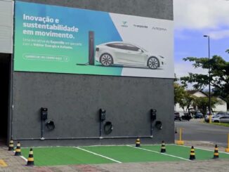 Carregadores de carro elétrico em estacionamento com painel de energia sustentável e pauta de inovação e sustentabilidade em movimento.