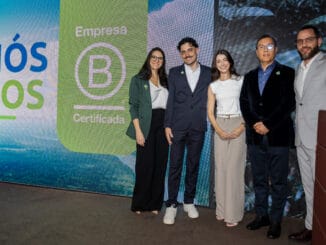 Empresa de certificação ambiental e sustentabilidade com equipe de profissionais em evento corporativo empresarial ambiental.