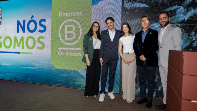 Empresa de certificação ambiental e sustentabilidade com equipe de profissionais em evento corporativo empresarial ambiental.