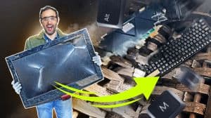 Maleta de plástico com impacto ambiental mostrando a importância da gestão de resíduos eletrônicos para sustentabilidade.