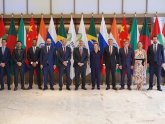 Países africanos e asiáticos em encontro internacional com bandeiras ao fundo, promovendo cooperação e relações diplomáticas.