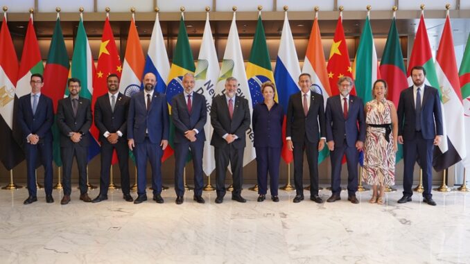 Países africanos e asiáticos em encontro internacional com bandeiras ao fundo, promovendo cooperação e relações diplomáticas.