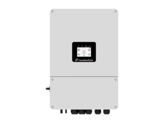 Sistema de monitoramento de energia solar em instalação industrial, com display digital e controle de eficiência energética, promovendo sustentabilidade ambiental.
