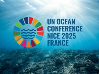 Relevo de energia solar iluminando o oceano, com logo da Conferência das Nações Unidas sobre os Oceanos no fundo, destacando compromisso com sustentabilidade e conservação marinha.