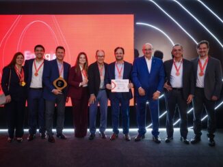 Reconhecimento de empresários premiados em evento de sustentabilidade e negócios ambientais com medalhas e certificado em palco profesional.