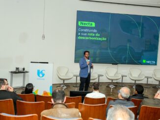 Construção de rota de descarbonização no evento Ambiental Mercantil com palestrante apresentando soluções sustentáveis.
