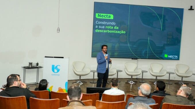 Construção de rota de descarbonização no evento Ambiental Mercantil com palestrante apresentando soluções sustentáveis.