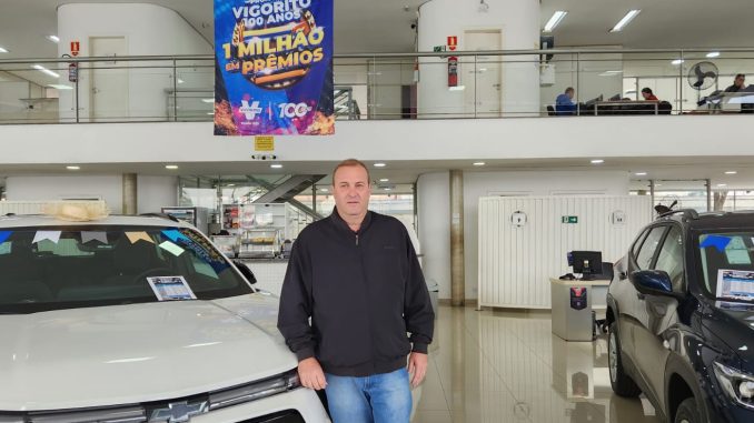 Carros de venda de veículos novos em ambiente de concessionária automobilística.