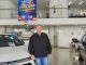 Carros de venda de veículos novos em ambiente de concessionária automobilística.