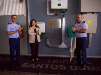 Sistema de monitoramento ambiental em instalação industrial com representantes durante inauguração; destaque para tecnologia sustentável e gestão ambiental eficiente.