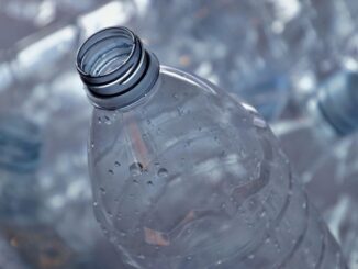Plástico PET reciclado, foco em sustentabilidade e economia circular para proteção ambiental.