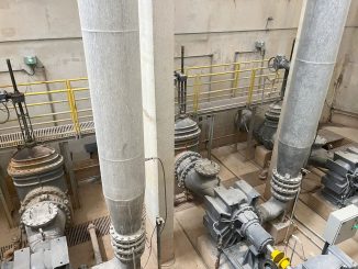 Tubulações industriais e equipamentos de controle de fluxo em sistema de tratamento de água industrial.