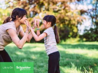 Filho e mãe brincando ao ar livre com expressão feliz, promovendo conexão familiar e bem-estar em ambientes naturais.