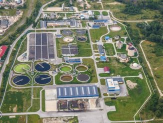 Tratamento de águas e resíduos em estação de processamento ambiental, foco em sustentabilidade e meio ambiente.