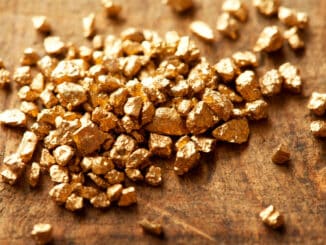 Chumbo ou minério de chumbo em pedaços naturais, destaque na indústria de mineração e metais pesados, sobre superfície de madeira rústica, foco em sustentabilidade e extração responsável.