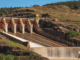 Alternativa de texto: Usina hidroelétrica com grande barragem e fluxo de água, gerando energia renovável e sustentável para a matriz energética brasileira.