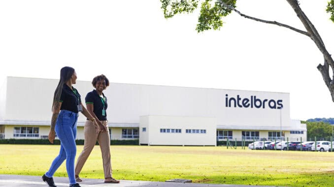 Desenvolvimento de práticas sustentáveis na indústria, destacando a presença da Intelbras em ações ambientais e inovação tecnológica.