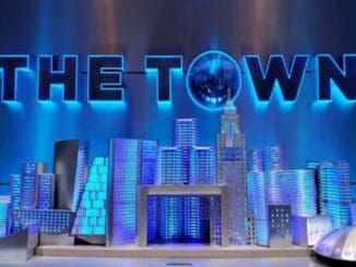 Imagens de uma réplica da cidade de Nova York com luzes azuis e o texto "THE TOWN" em destaque, ideal para eventos corporativos e ambientes tecnológicos.