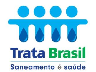 Selo do programa Trata Brasil promovendo saneamento básico sustentável e saúde pública no Brasil, com ícones de plantas e gotas de água em azul e verde, enfatizando preservação ambiental e saneamento.