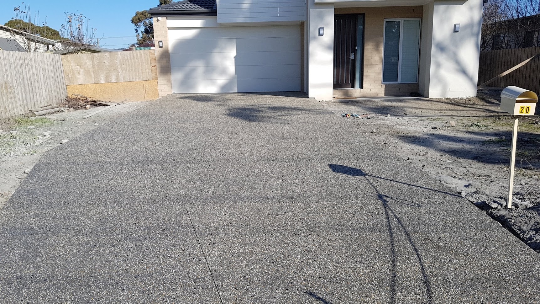 Decorative exposed aggregate concrete finish
