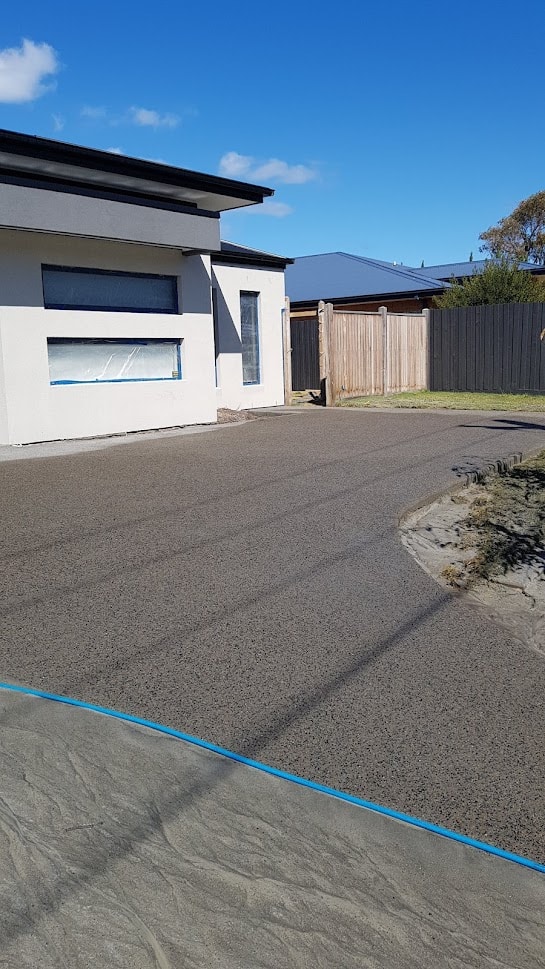 Decorative exposed aggregate concrete finish