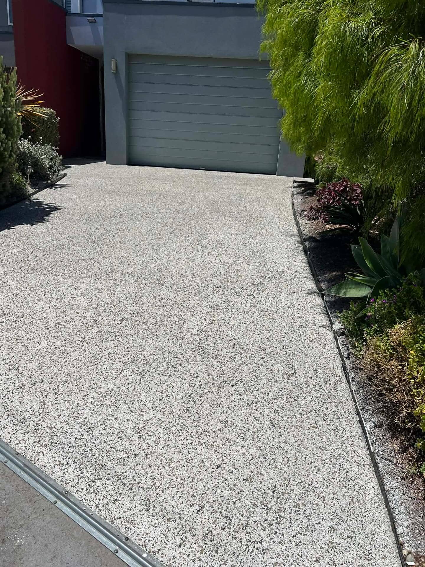 Single colour spray-on concrete resurfacing driveway