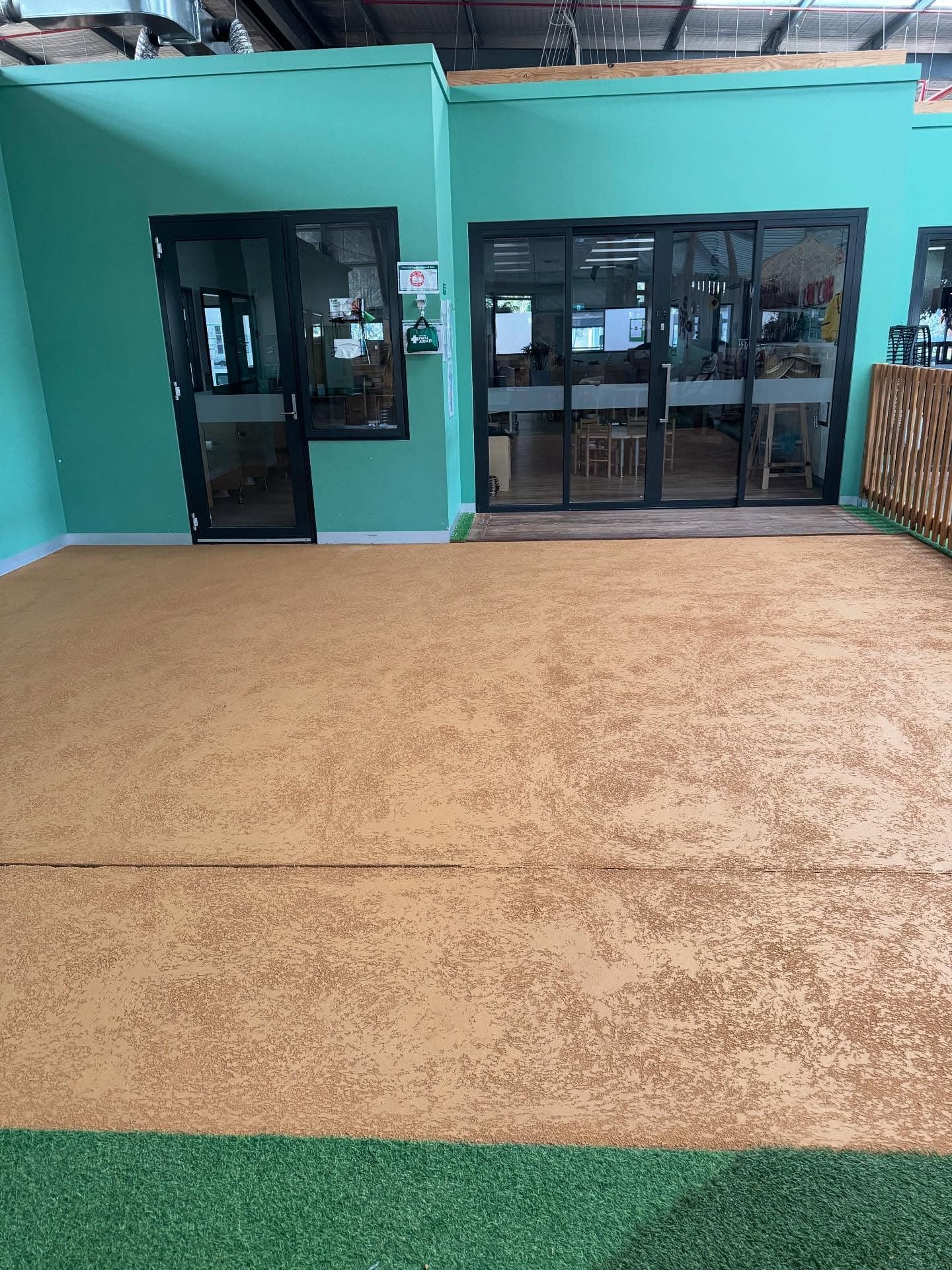Single colour spray-on concrete resurfacing driveway