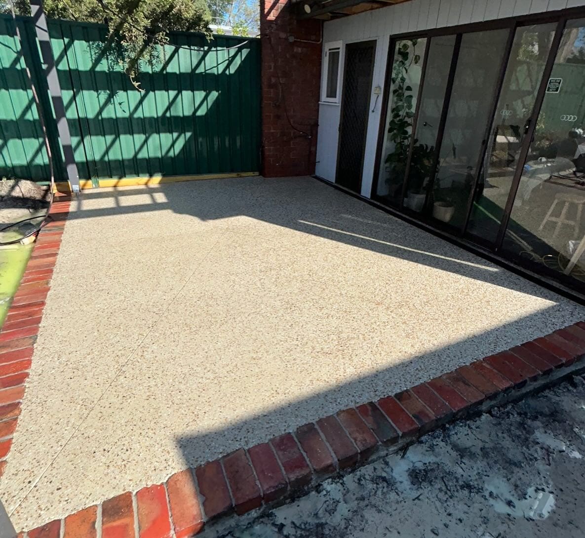 Decorative exposed aggregate concrete finish