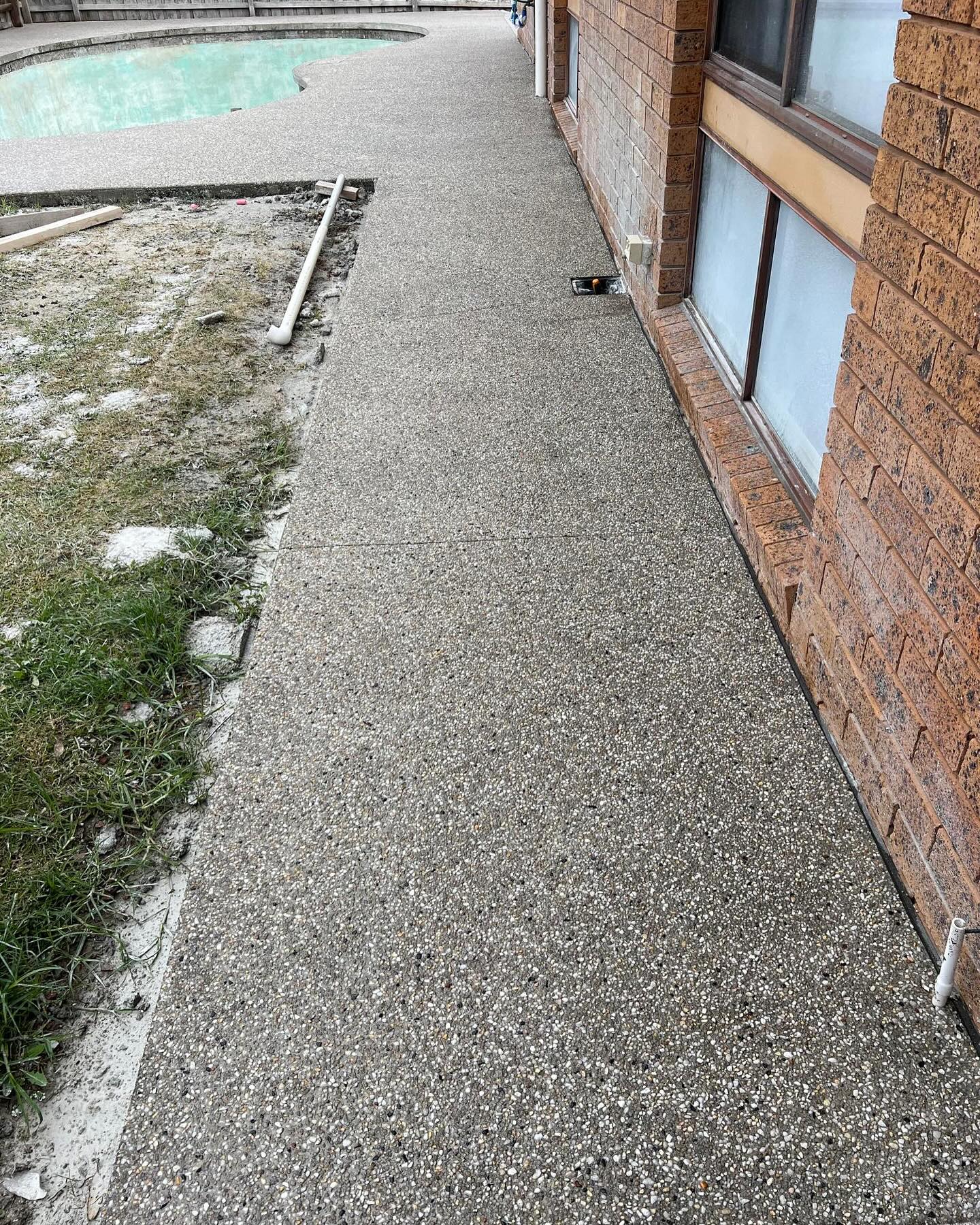 Decorative exposed aggregate concrete finish