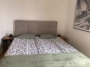 Barázdabillegető apartman hálószoba franciaágy