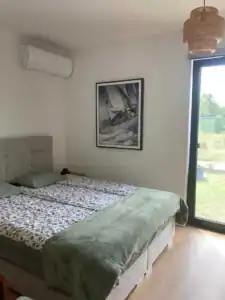 Barázdabillegető apartman hálószoba franciaágy