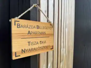 Barázdabillegető exkluzív apartman felirat