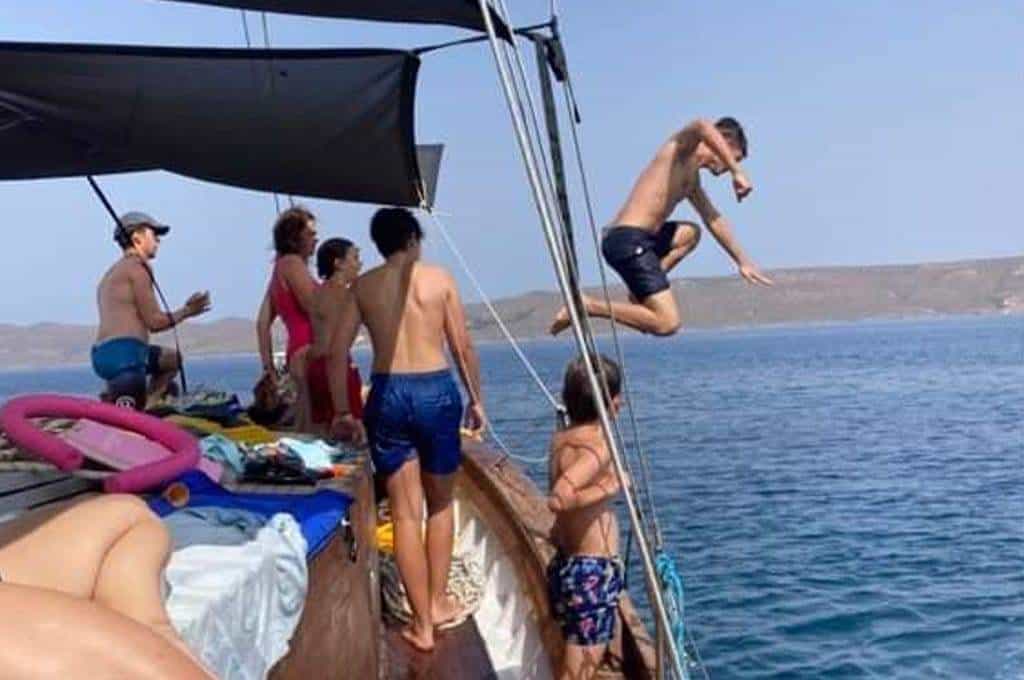 Fun and carefree jump from Odyssia into the Aegean Sea with Odyssia Cruise tours in Thassos