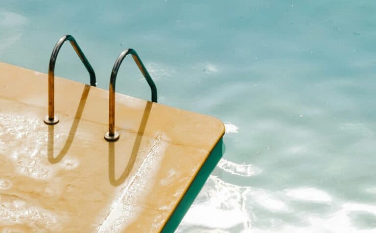 mętna woda w basenie